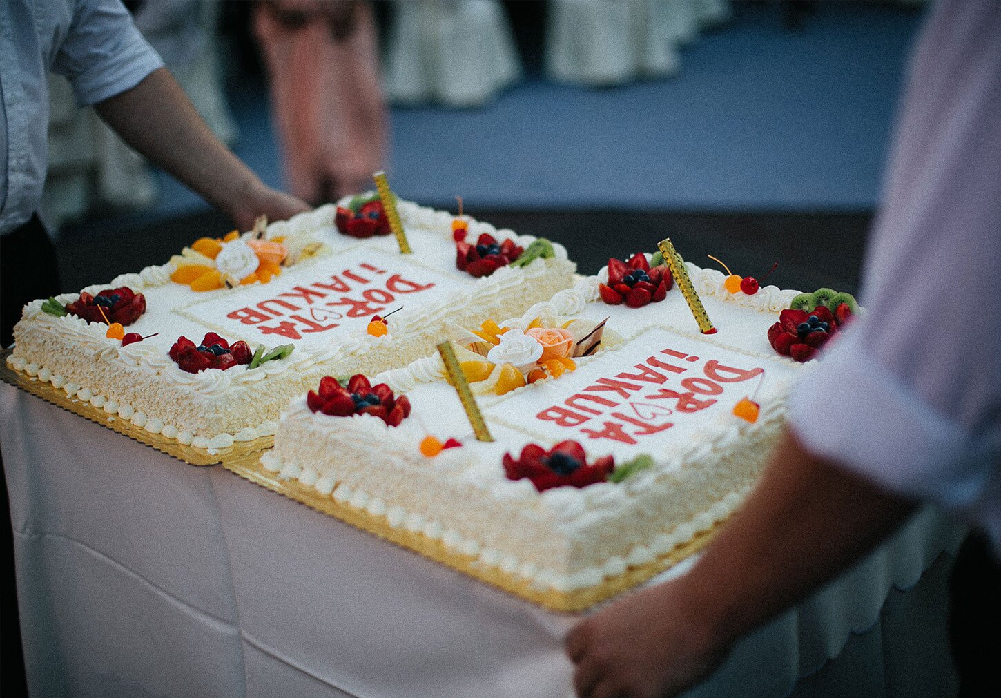 Photography of the wedding cake with the main typographic motive on it