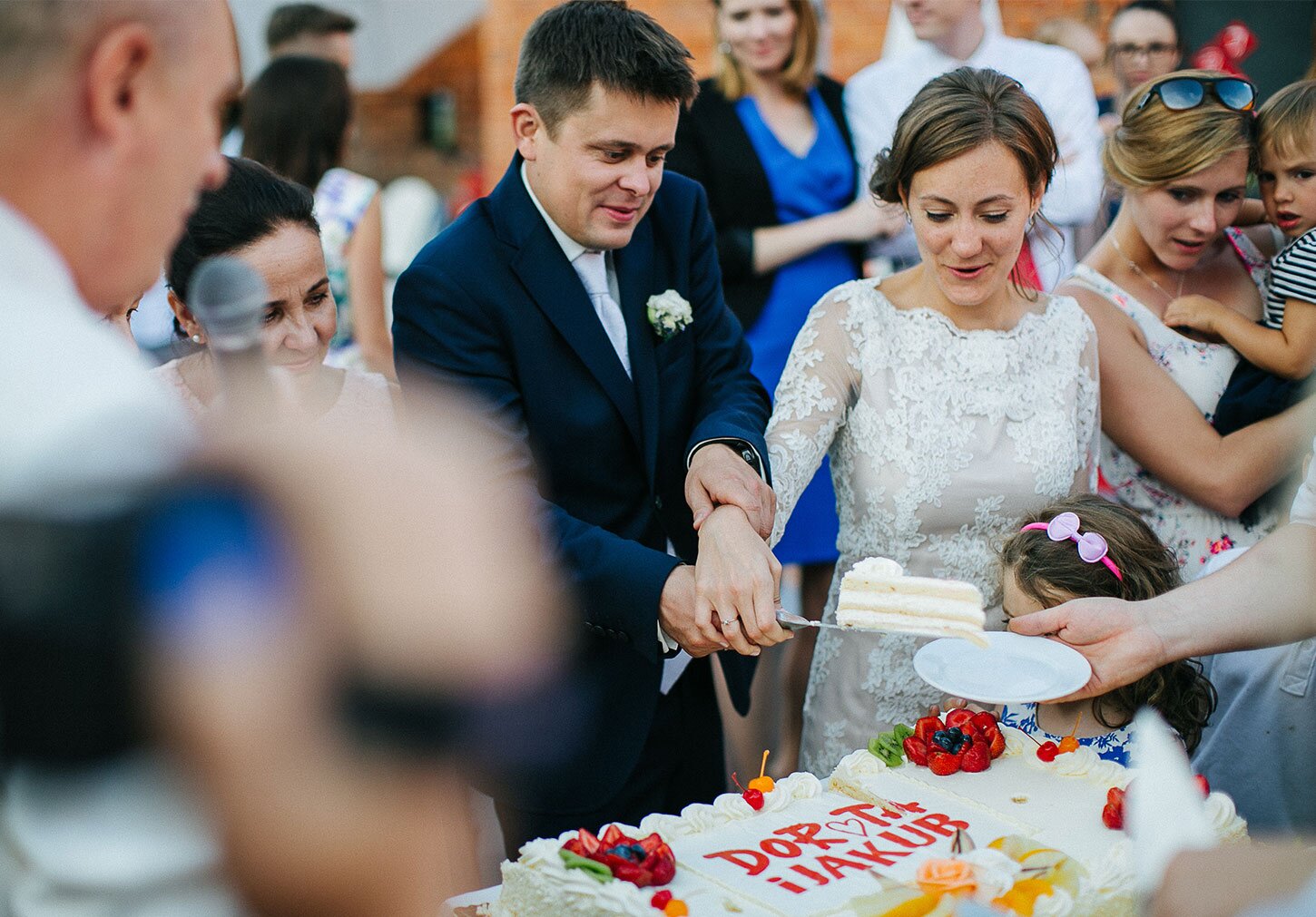 Photography of the newlyweds cutting the wedding cake